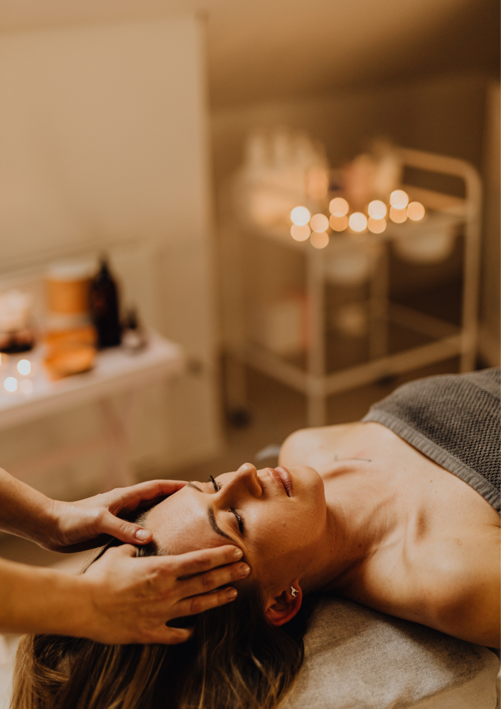 HEAD AND BACK MASSAGE (30 MINUTES)